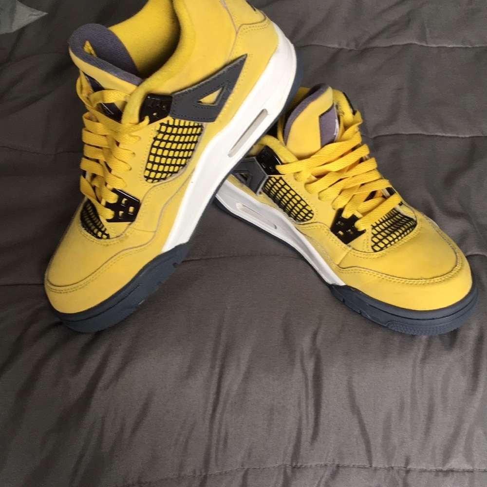 Air Jordan 4 Retro Lighting yellow/Dark Blue Grey size 5.5Y girl or boy